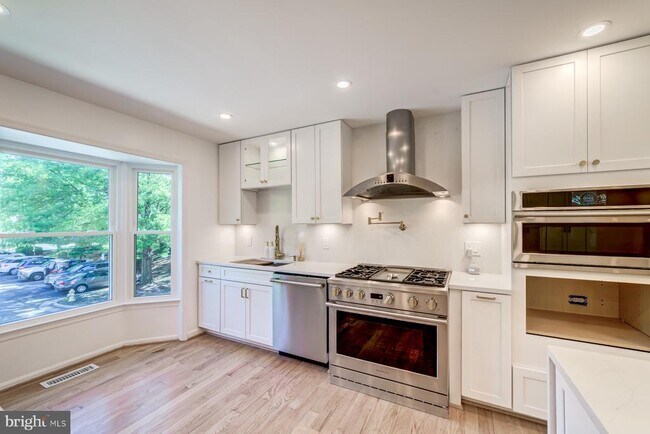 Building Photo - 8 Carriage House Cir