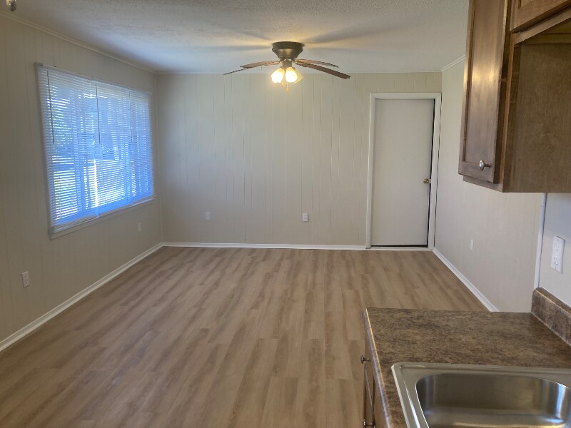 Building Photo - 202 Mountain View Dr