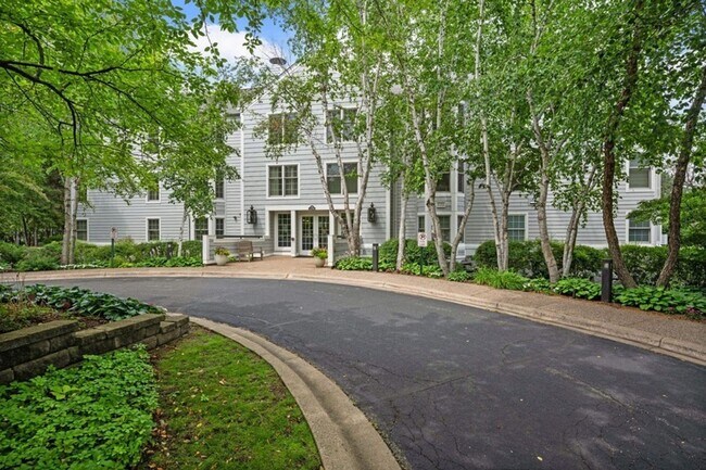 Building Photo - Spacious Main-Level Living in the Heart of Excelsior
