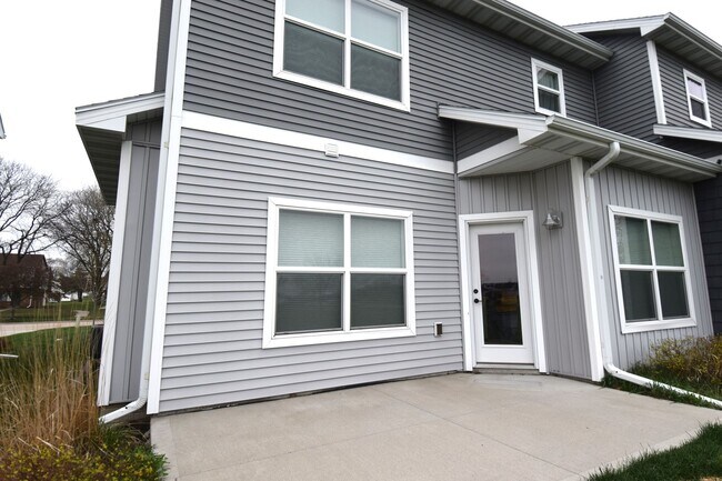 Building Photo - 3 Bedroom Golf Course Townhome