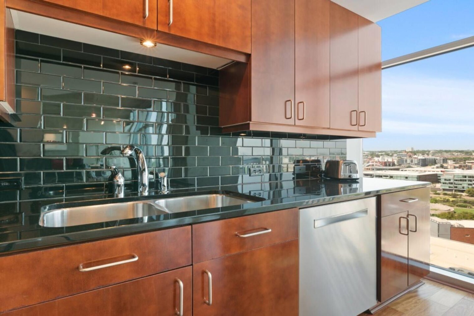 Building Photo - 1701 Chestnut Pl