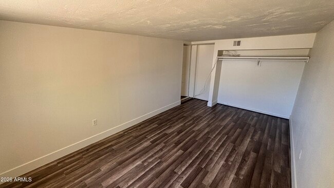 Building Photo - 2528 E Hartford Ave