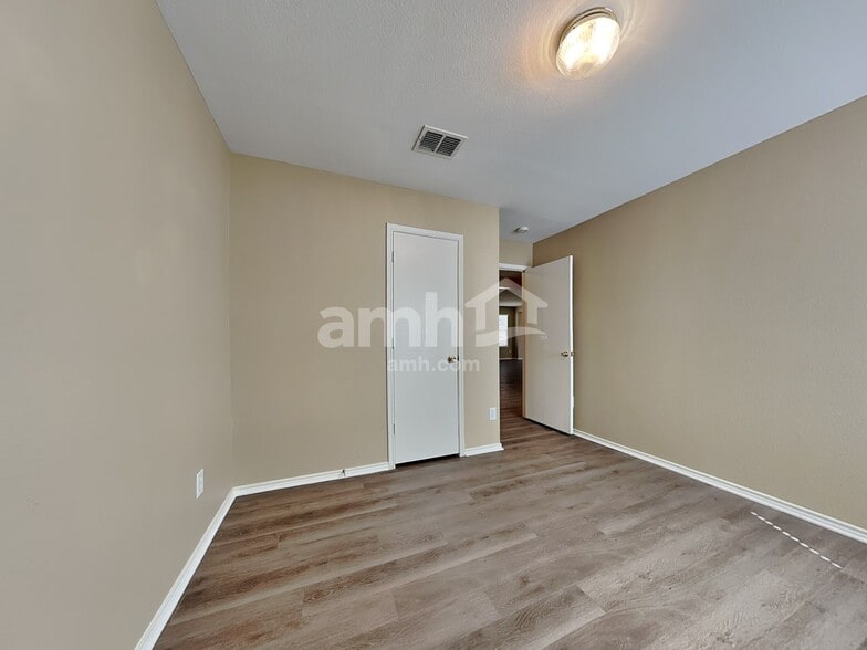 Building Photo - 4610 Elm Point Dr