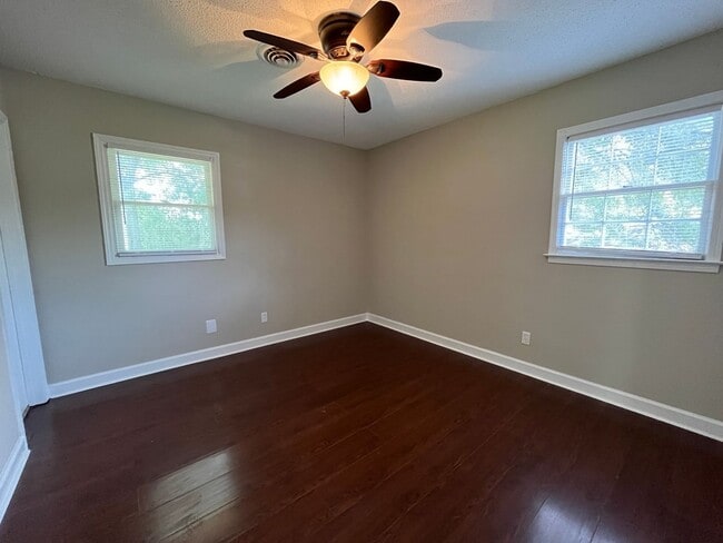 Building Photo - Sweet & Stylish 3 Bedroom 1.5 bath
