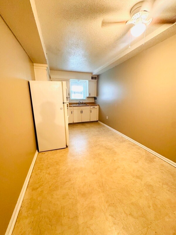 Building Photo - 1413 W Maple Ave