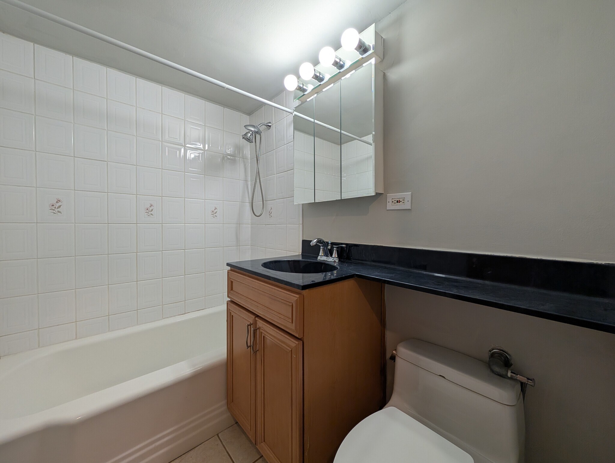 Building Photo - 429 W Wellington Ave