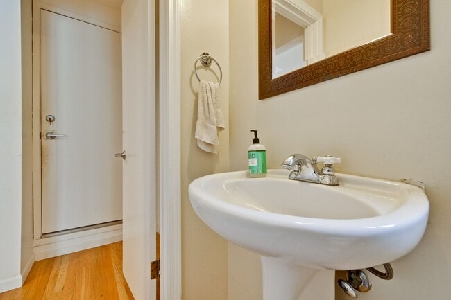 Building Photo - Amazing Midtown Home on a Quiet Cul-de-sac.