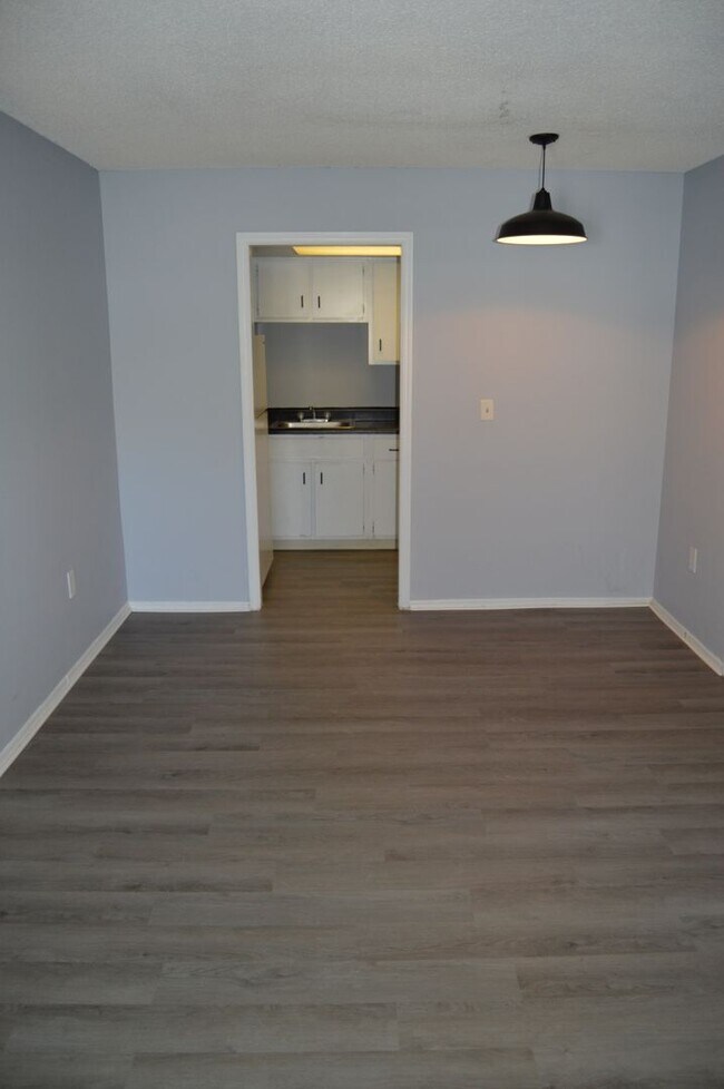 Building Photo - Spacious Studio in Maitland!