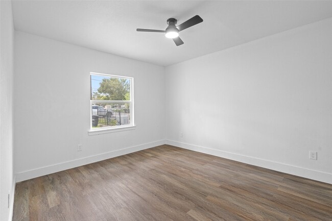Building Photo - 909 Knight St