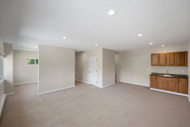 Building Photo - Spacious Menlo Park Retreat with 6 Bedroom...