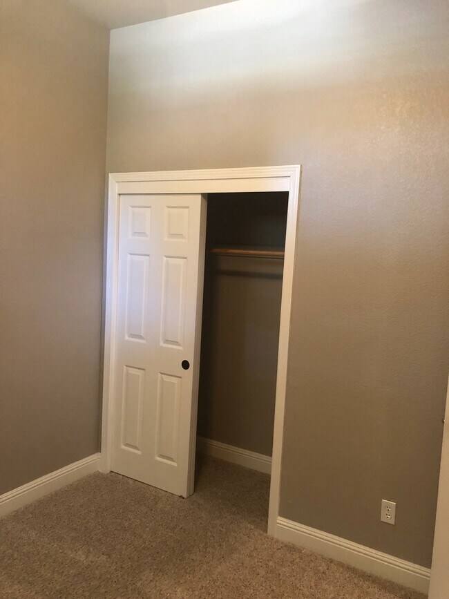 Building Photo - Amazing Single Story Home Located in Rosev...