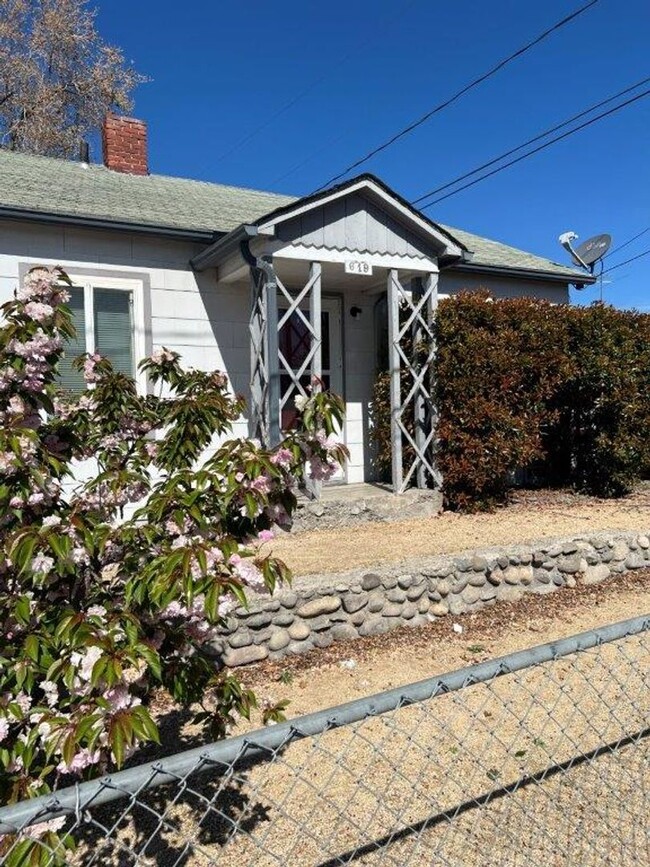 Building Photo - Two Bedroom Conveniently located in Cen...