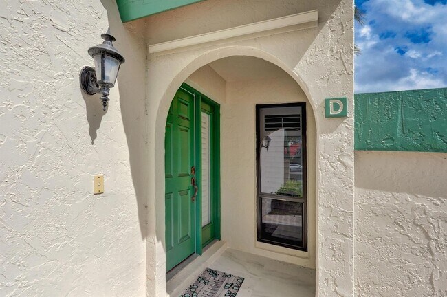 Building Photo - 6 Lexington Ln E