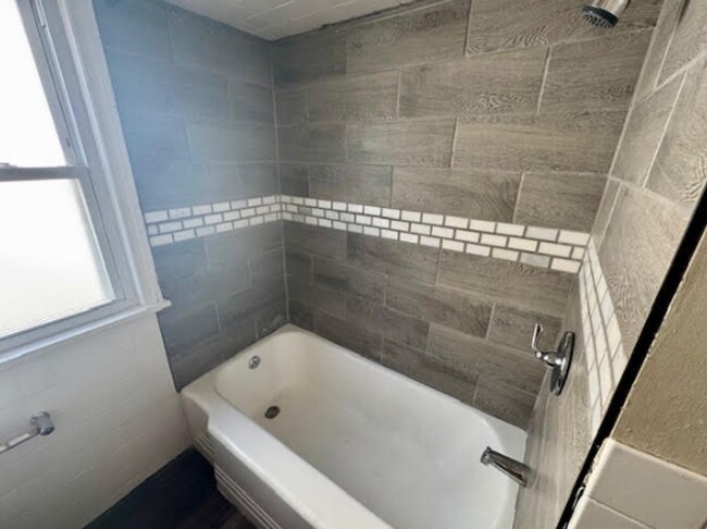 Building Photo - Single Family Home 3 beds 2 bath Available Now!