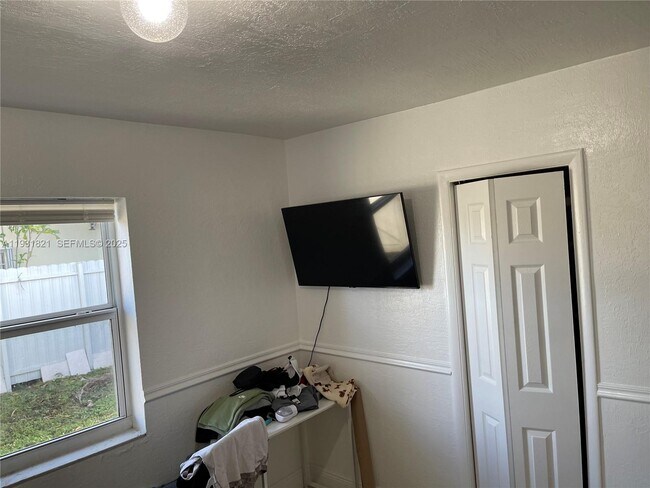 Building Photo - 10840 Westwood Lake Dr