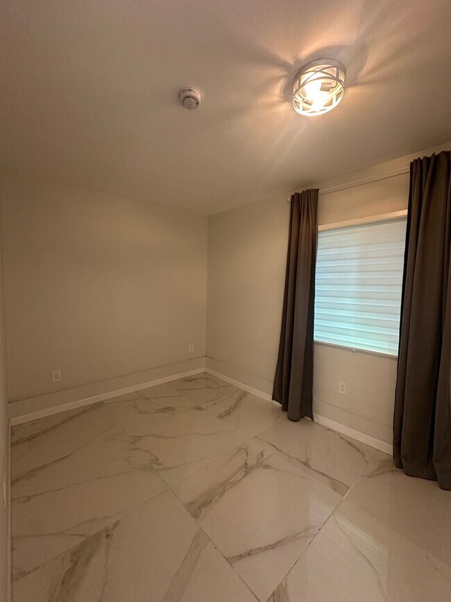 Building Photo - 1427 E 76th St