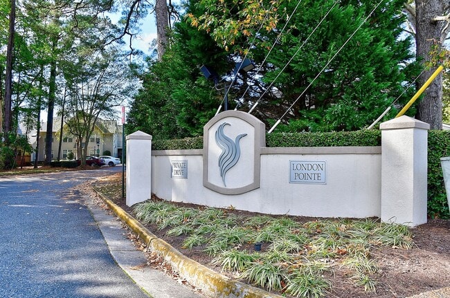 Building Photo - 2393 London Pointe Dr