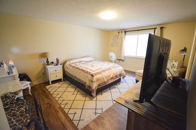 Building Photo - Unique, Conveniently Located, 4 bed 2.5 bath Home For Rent!