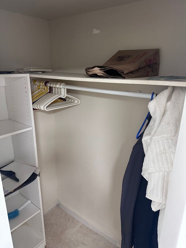 Building Photo - Studio in North Miami Beach Includes Utilities/ Estudio en North Miami Beach Incluye servicios pú...