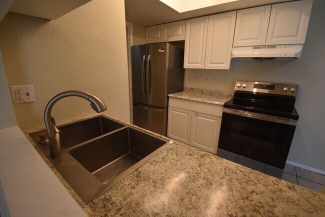 Building Photo - 2 Bed/2 Bath, 2nd Floor Condo at Marbeya C...
