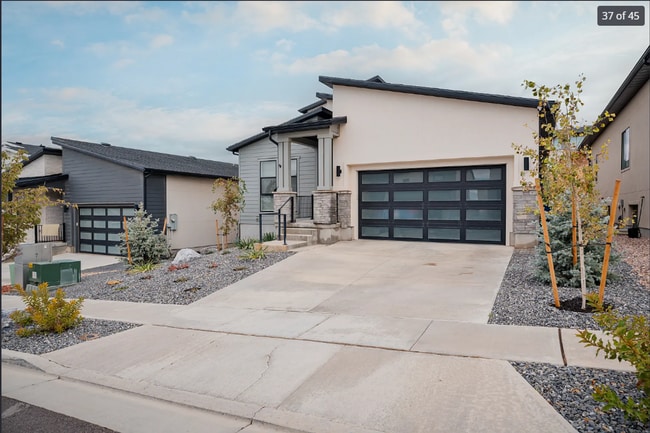 Building Photo - Stunning 5-bedroom, 4.5-bath home