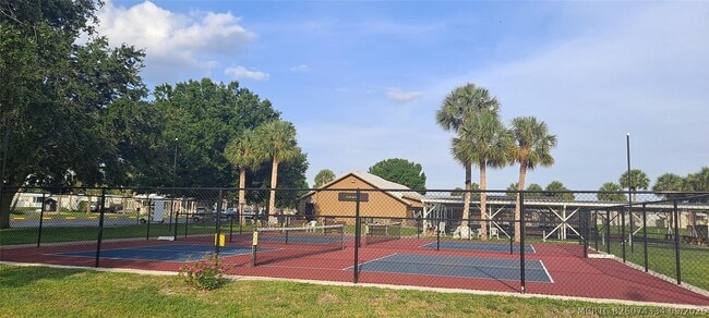 Building Photo - 5362 SE 65th Ave