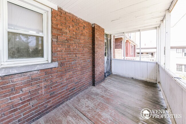 Building Photo - 2178 Summit St