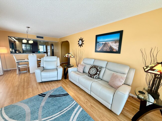 Building Photo - 2 bed 2 bath Turnkey Yearly Rental – Water...