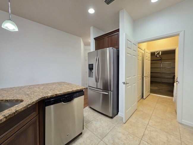 Building Photo - For rent 2 bedroom 2 bathroom 1 car garage condominium