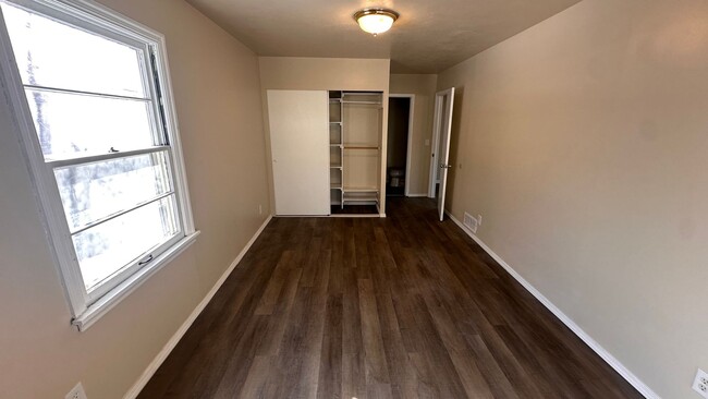 Building Photo - $1350 - 3 bedroom / 2 bathroom - Single Fa...