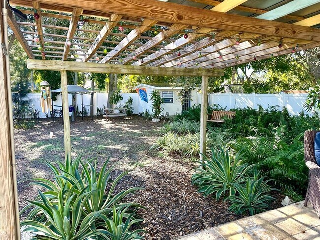 Building Photo - 14622 Pinecrest Dr