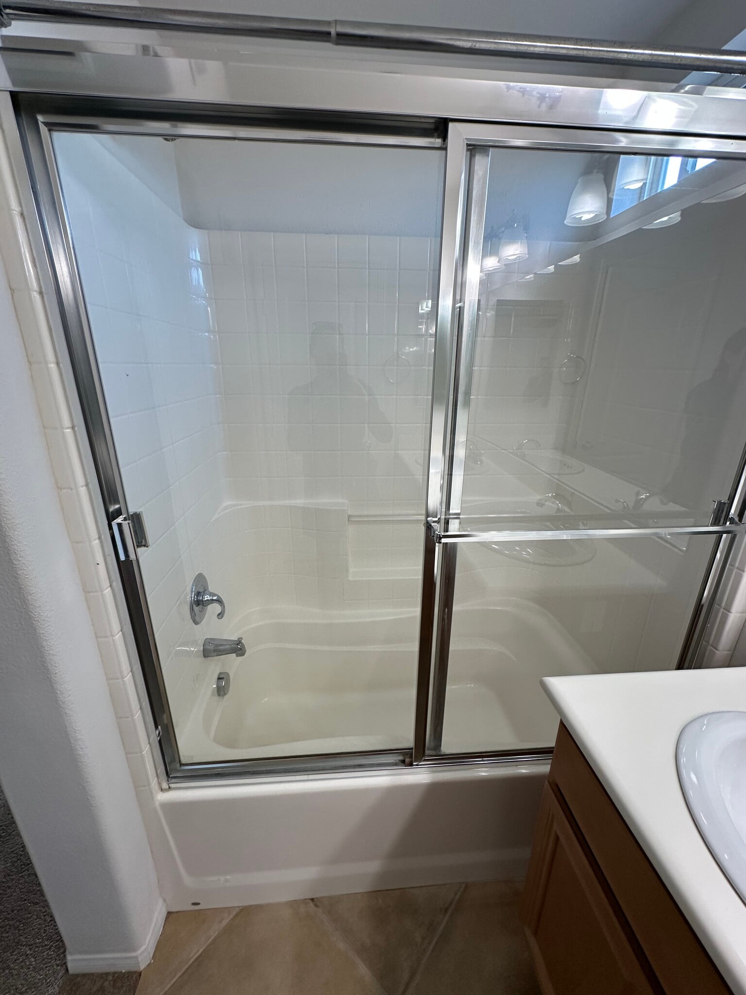 Master bath tub/shower - 5053 Plaza Promenade