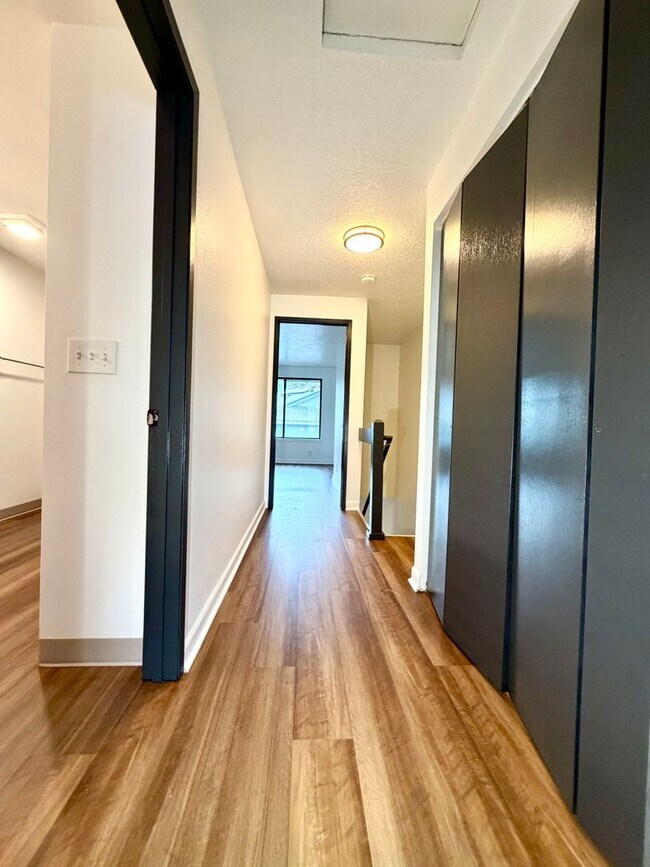 Building Photo - **NEW PHOTOS | TWO WEEKS FREE RENT** Updated Townhouse in the Heart of Garden Home~ New LVP Floor...