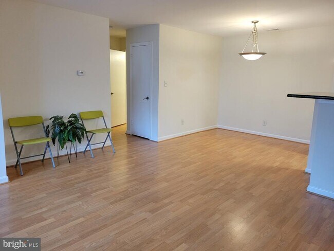 Building Photo - 3178 Summit Square Dr