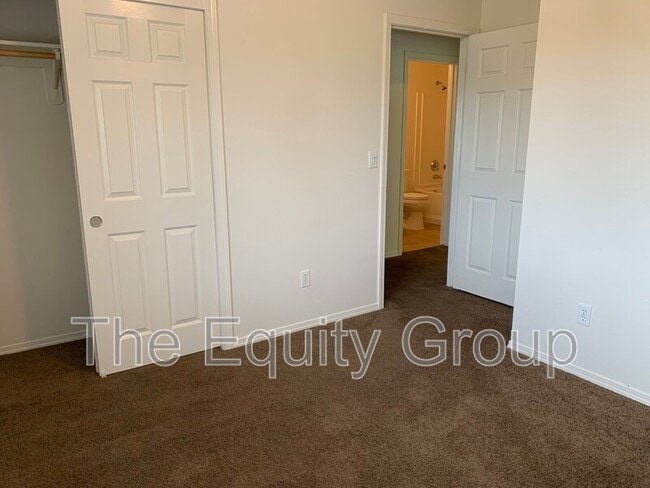 Building Photo - 4223 W Walnut Ave