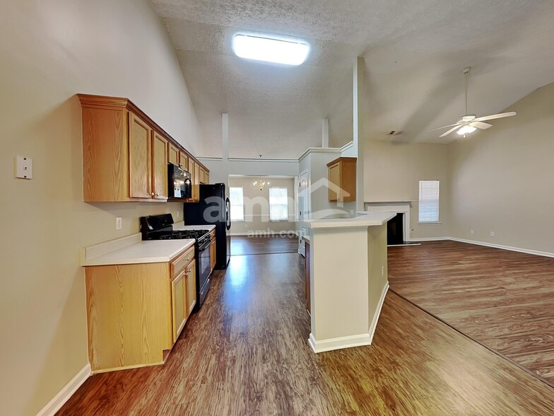 Building Photo - 5455 Yellow Pine Dr