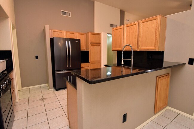 Building Photo - Bright & Open SE Tucson 3 Bed 2 Bath with ...