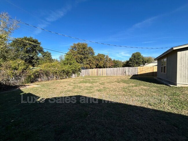 Building Photo - 605 Moraine Ave