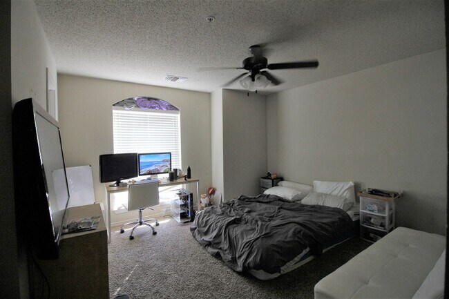 Building Photo - Condo WALKING DISTANCE TO TECH! Pre-leasin...