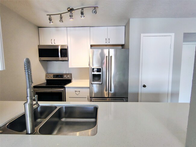 Building Photo - 205 Yacht Club Ln