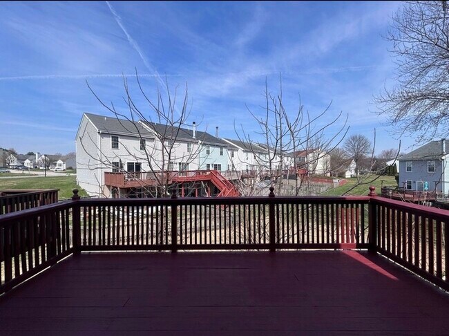 Building Photo - 3 Bedrooms 2.5 Bathrooms