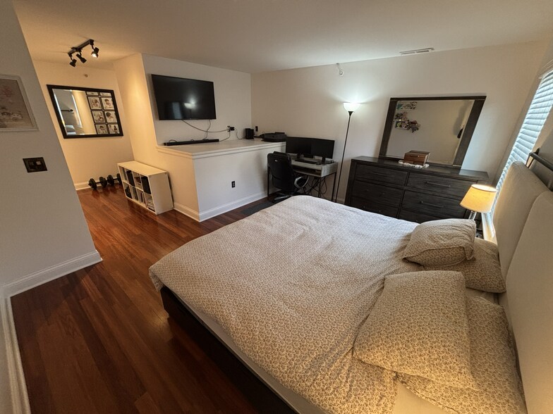 Building Photo - 1550 N Warren Ave