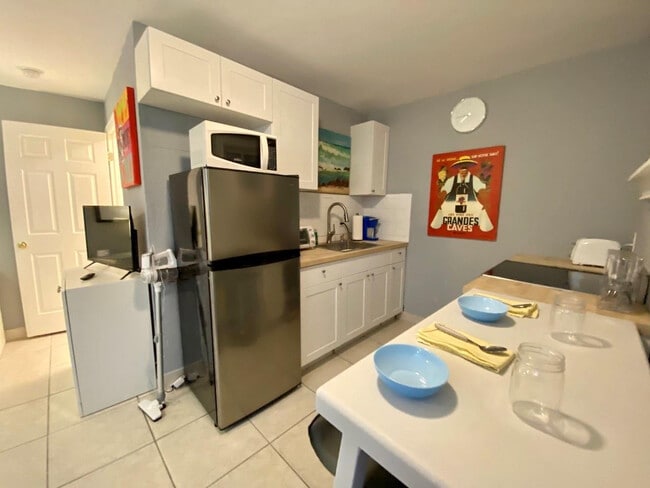 Building Photo - 819 SW 9th Terrace