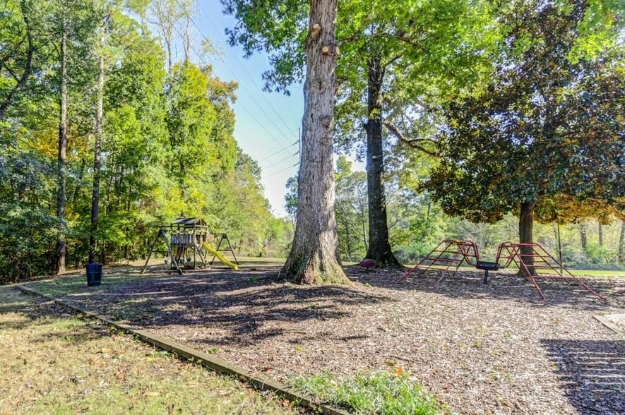 Building Photo - 3101 Colonial Way