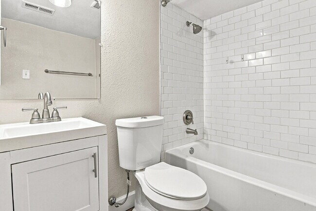 Building Photo - $1,595.95 with $250 Cleaning Voucher, 1 Bed - 1 Bath, Single Family Home in Aurora with Private a...