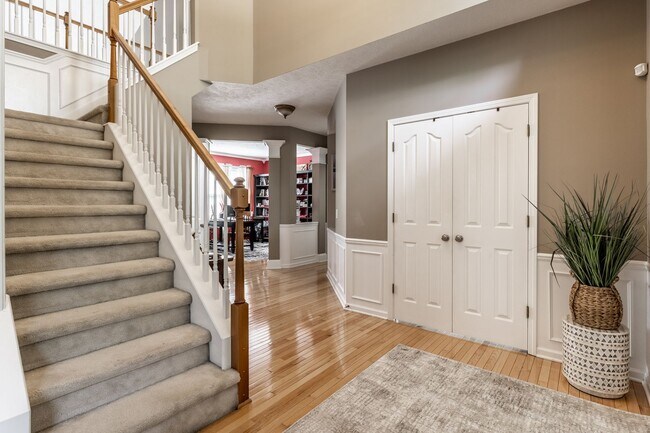 Building Photo - Spacious 5-Bed Home with In-Law Suite, Fin...