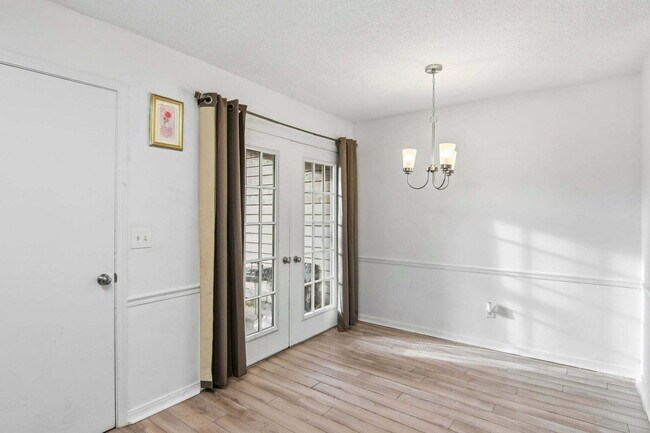 Building Photo - "Charming 2-Bed Townhouse Retreat in Fort Walton Beach – Perfect Comfort in 967 Sq Ft!"