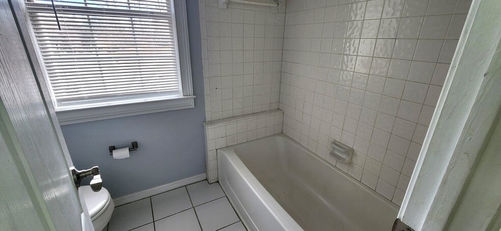 Building Photo - 201 Reeves Creek Way