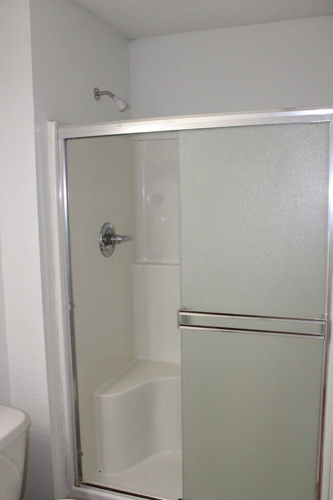 Building Photo - Beautiful 3 bedrooms and 2.5 baths with vanity in ALL ELECTRIC townhome in Blue Springs, MO