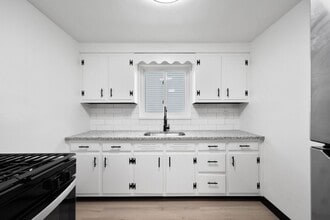 Building Photo - Charming 2 bedroom home in McKees Rocks available May 1!